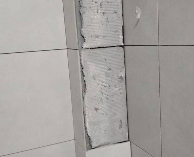 重庆市瓷砖空鼓维修公司分享下瓷砖施工前基层浇水润湿程度不足，可能导致以下问题